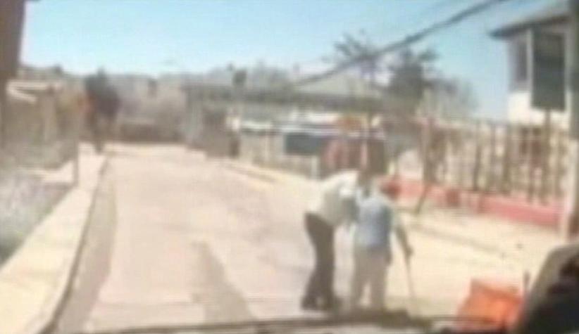 [T13] Chofer de bus en Concepción ayudó a anciana a cruzar la calle