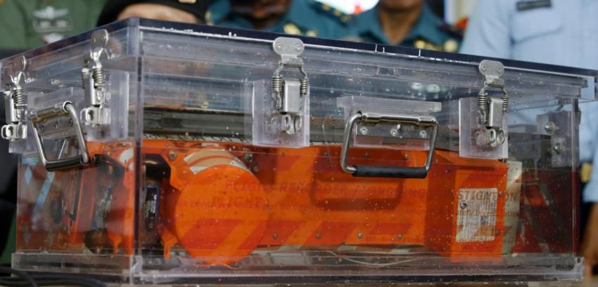Indonesia: Buzos recuperan una caja negra del avión de AirAsia