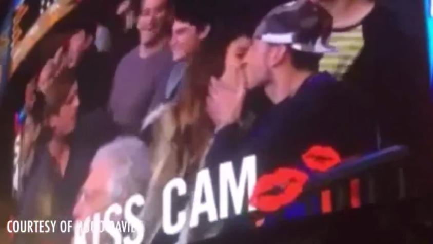 [VIDEO] Joven se vengó de su novio que no quiso besarla en la "Kiss Cam"