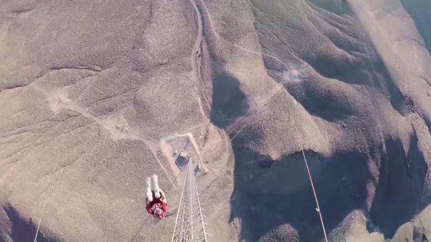 [VIDEO] Estas son las sorprendentes volteretas que da un hombre tras lanzarse de una torre