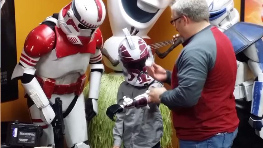 [VIDEO] Niño recibe prótesis de brazo inspirada en Star Wars