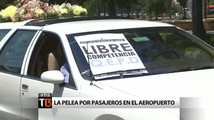 [T13] Las disputas de taxis oficiales y piratas en el aeropuerto de Santiago