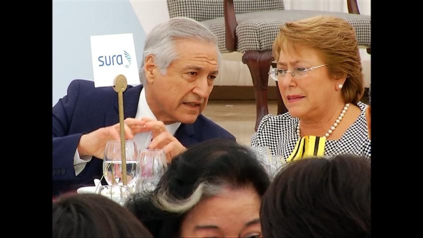 Las contradicciones de Paredes: ¿había o no extranjeros en la cena por Bachelet?