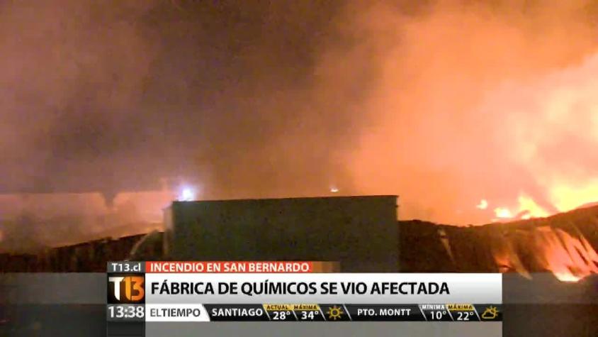 [T13 Tarde] Incendio destruye fábrica de muebles en San Bernardo