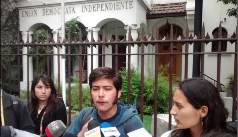 Caso Penta: Estudiantes protestan en la UDI y piden inhabilitación de parlamentarios