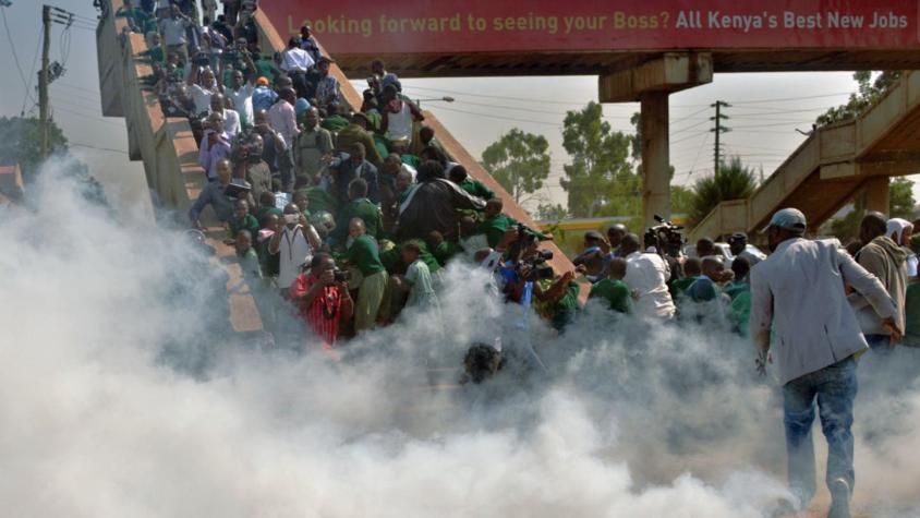 [VIDEO] Kenia: policía lanza gas lacrimógeno a niños durante protesta