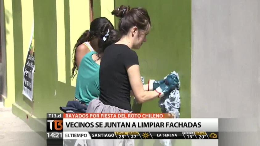 [T13 Tarde] Vecinos de barrio Yungay limpian fachadas tras fiesta del Roto Chileno