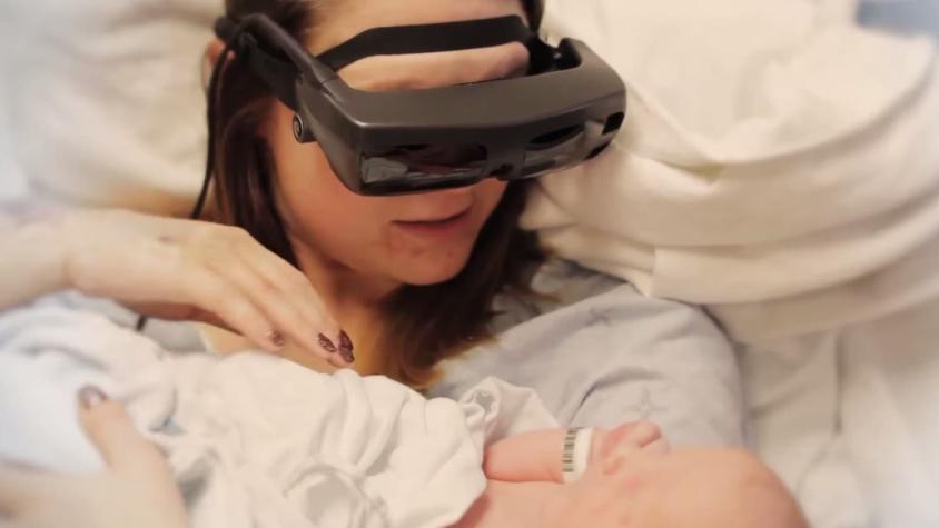 [VIDEO] Madre con ceguera parcial logra ver a su hijo recién nacido gracias a la tecnología