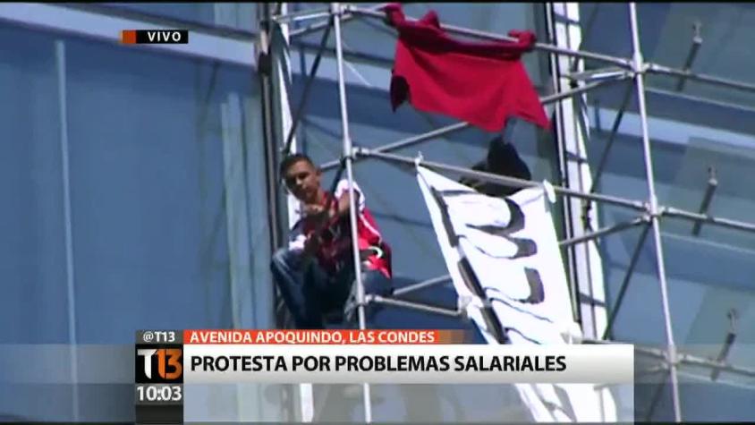 Trabajador despedido protesta en piso 14 de edificio en Las Condes