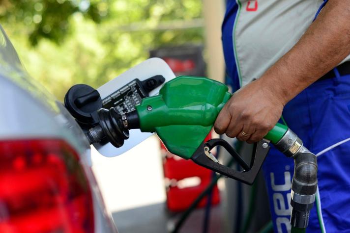 Gasolina bajará hasta 5 pesos desde este jueves
