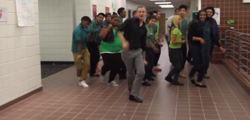 [VIDEO] El baile de un profesor y sus alumnos que hizo llorar a Bruno Mars