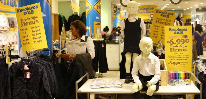 Sernac detecta diferencias de $ 39 mil en compra de uniformes escolares con tarjetas de crédito