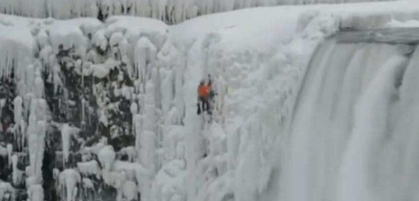 Deportista sorprendió escalando las cataratas del Niágara