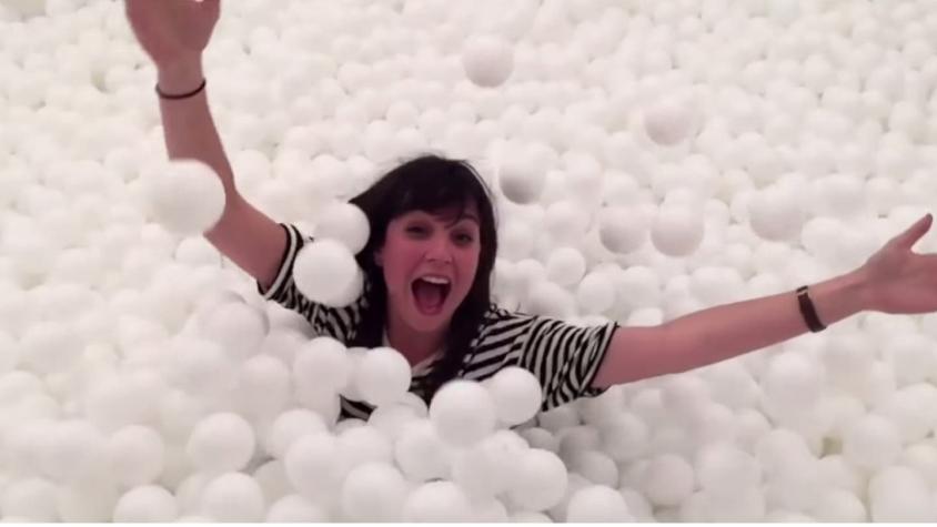 [VIDEO] Agencia de Londres invita a jugar en pieza llena de pelotas de plástico por caridad