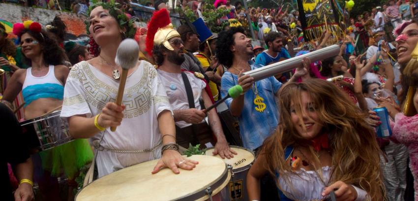 [Videos] Río olvida la crisis económica y se toma las calles con su carnaval