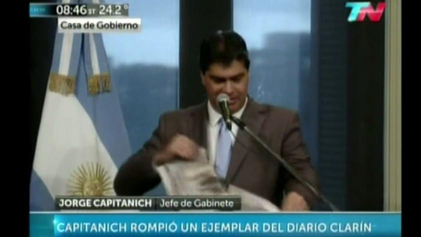 [VIDEO] Jefe de gabinete argentino rompe notas de diario "Clarín" en vivo