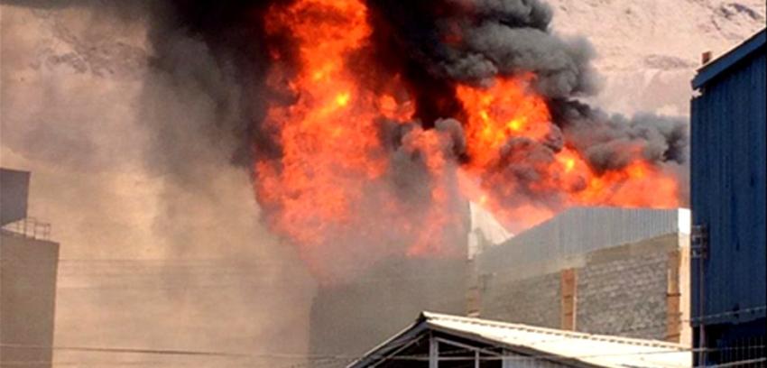 Incendio en la Zona Franca de Iquique afecta a galpón de cuatro pisos
