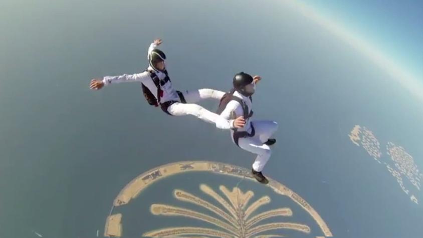 [VIDEO] Increíble coreografía de dos paracaidistas en los cielos de Dubai