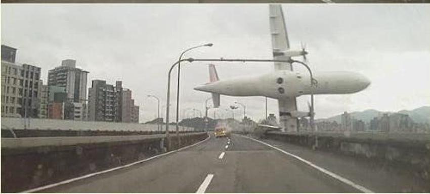 [VIDEO] Impresionantes imágenes de la caída de avión en Taipei