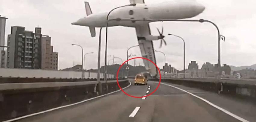 Cómo quedaron el taxi y el taxista chocados por el avión en Taiwán