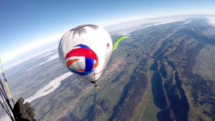 [VIDEO] Espectacular salto doble en parapente desde globo aerostático