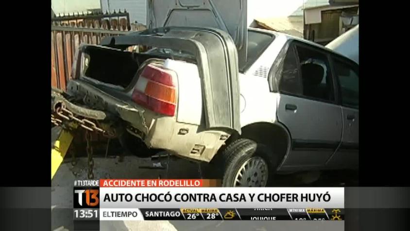 Auto impacta casa en Valparaíso y chofer se fuga
