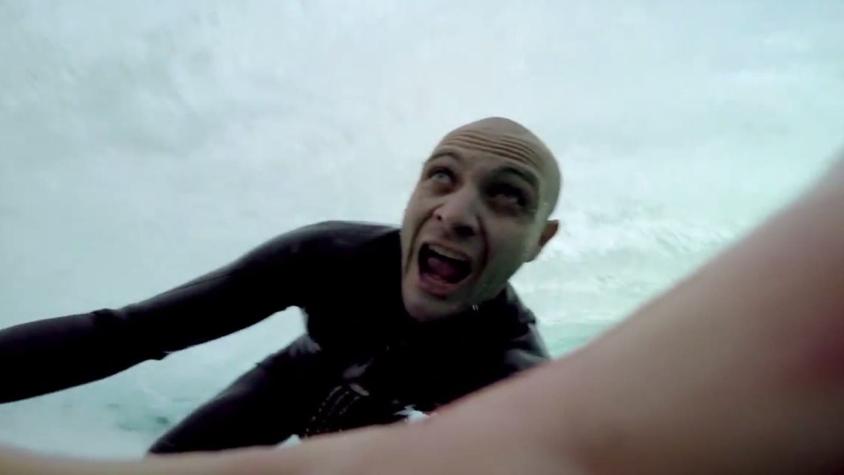 [VIDEO] Surfista logra increíble registro al interior de las olas