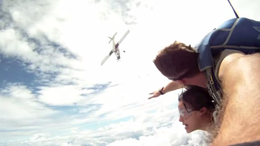 [VIDEO] Paracaidistas a punto de impactar con avioneta