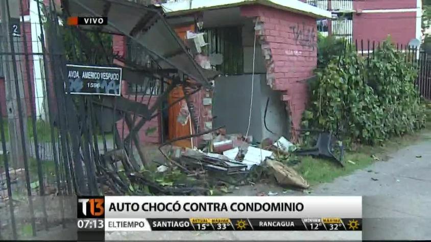 Automóvil choca contra condominio en Peñalolen