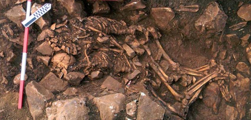 Juntos hasta morir: Encuentran a pareja abrazada de hace 6 mil años