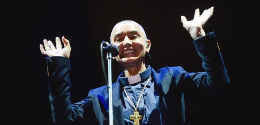 [FOTOS] Sinéad O'Connor de sacerdote: Así fue el show en Chile