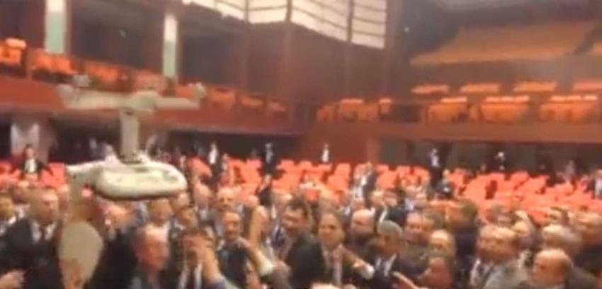 [VIDEO] Diputados de la oposición turca resultan heridos tras riña en el Parlamento