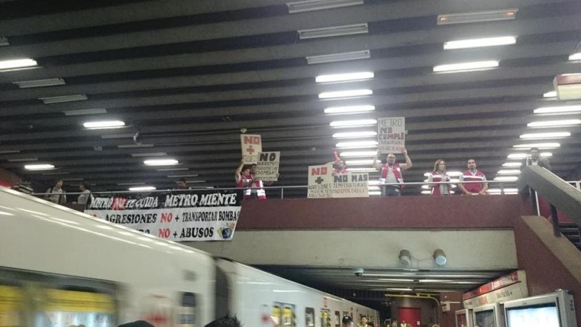 Trabajadores de Metro protestan en estación Baquedano