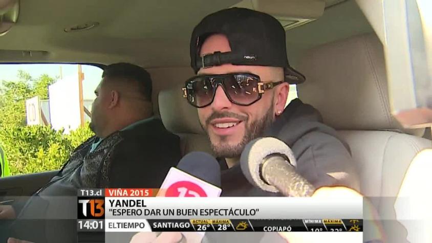 Así fue la llegada de Luis Fonsi y el reggaetonero Yandel a Viña 2015
