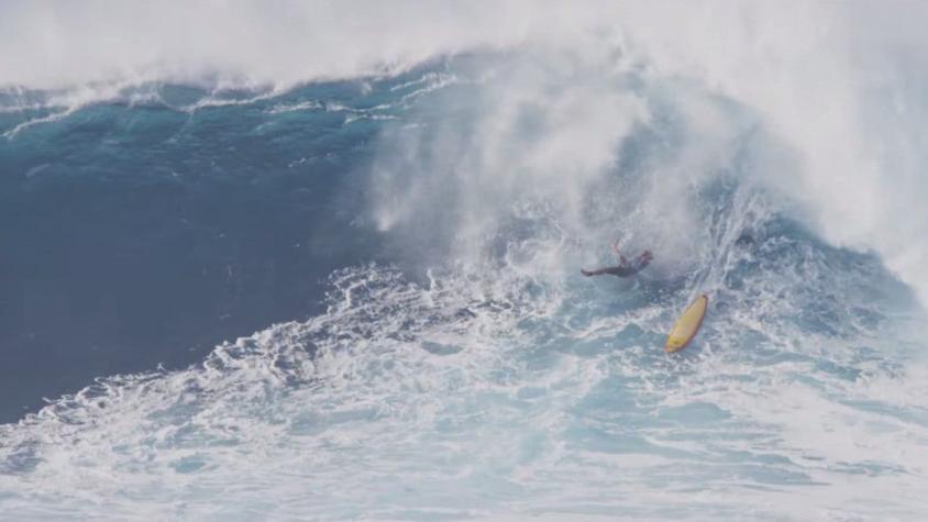 [VIDEO] Esta es la impresionante caída de un surfista en las olas de Maui