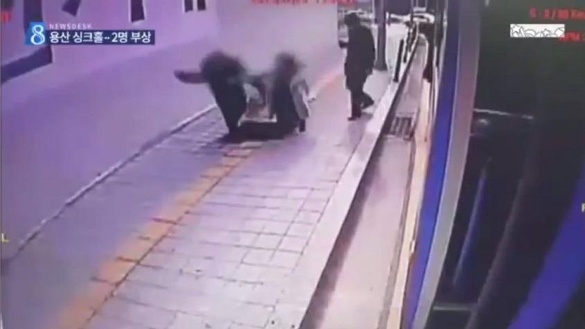 [VIDEO] Pareja surcoreana cae a socavón tras bajarse del autobús