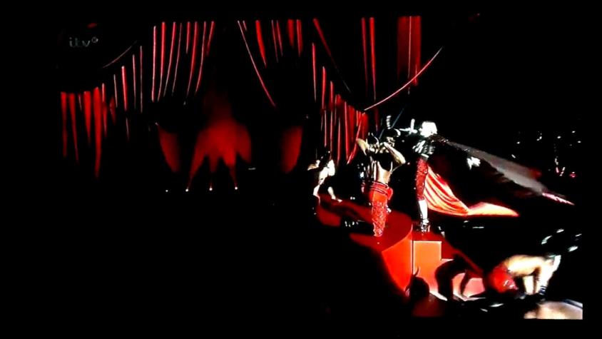 [VIDEO] Madonna rodó por escalera en pleno show de los Brit Awards