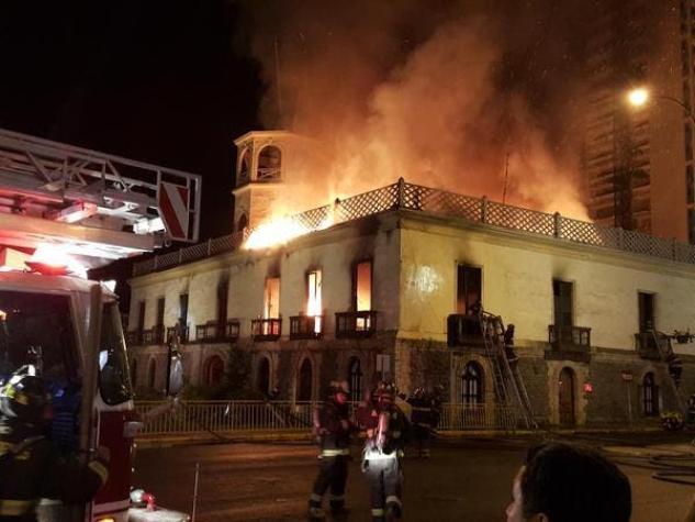 Incendio afecta a ex Aduana y Museo de Iquique