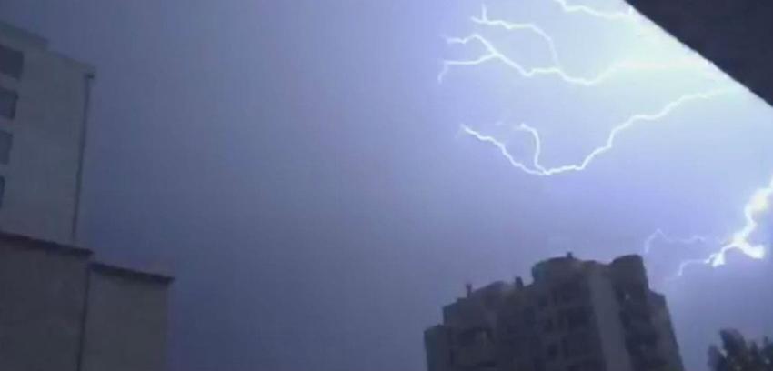 [VIDEO] Así se veía el cielo de la capital durante la tormenta eléctrica de este sábado