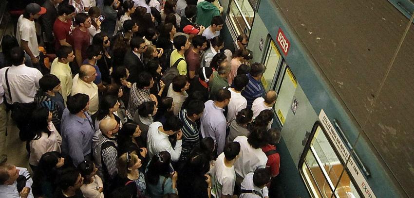 Tren de Metro sufrió desperfecto en estación Santa Lucía