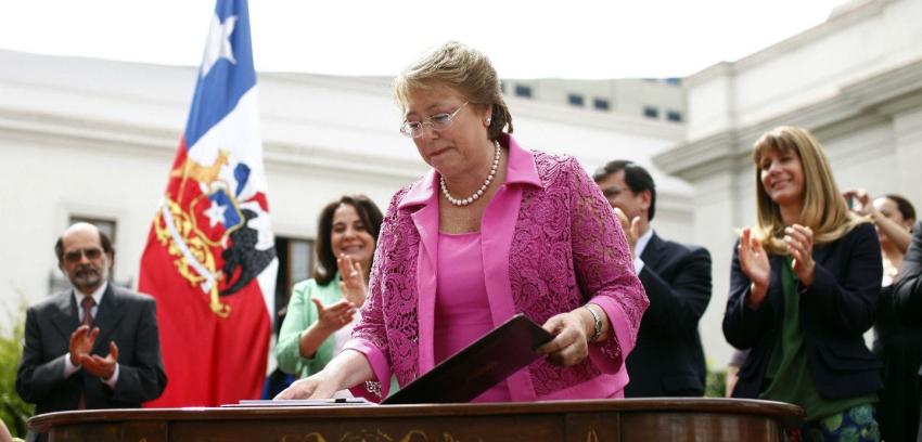 Adimark: Aprobación de Bachelet cae a un 39% tras caso Caval