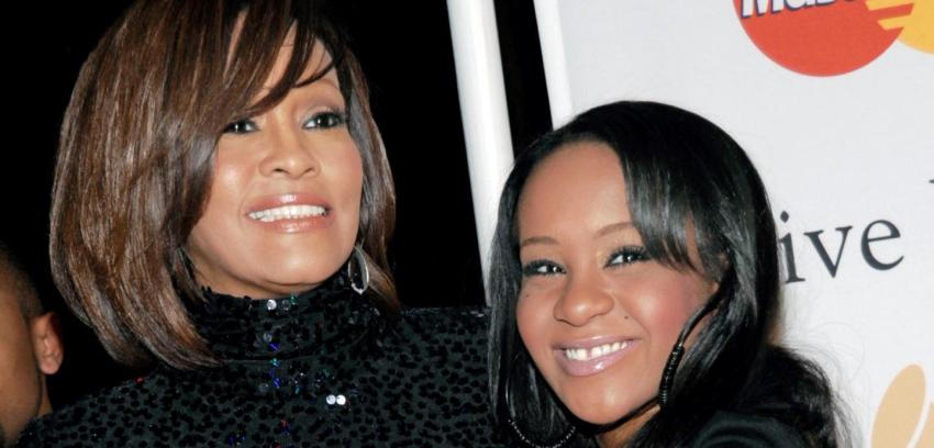 Familia de la hija de Whitney Houston graba reality show mientras ella está hospitalizada