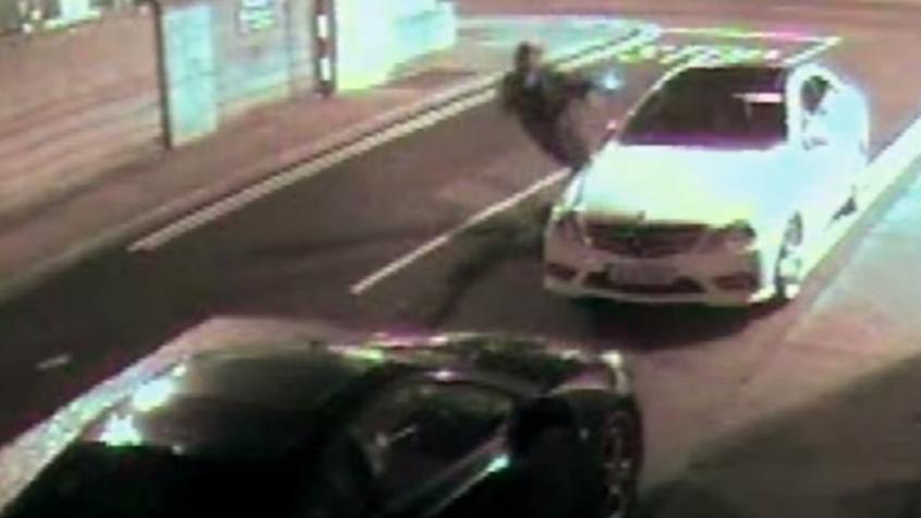[VIDEO] Ladrón intenta romper vidrio de un auto con un ladrillo que rebota y lo noquea