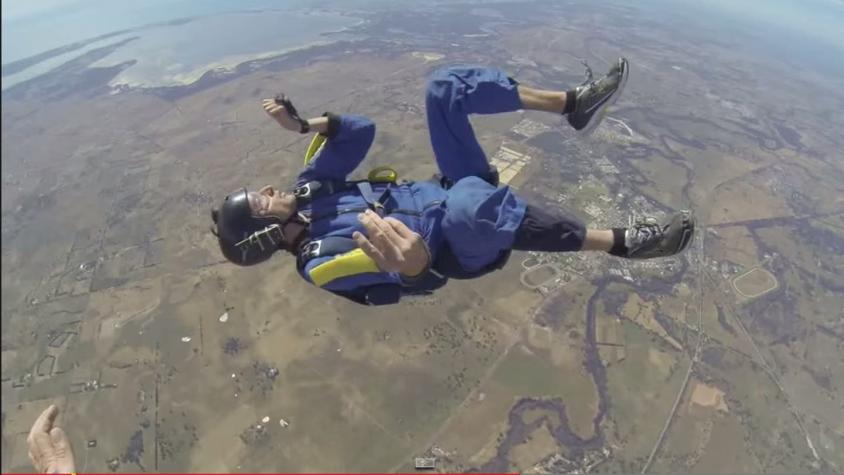 [VIDEO] Joven sufre ataque de epilepsia tras lanzarse en paracaídas