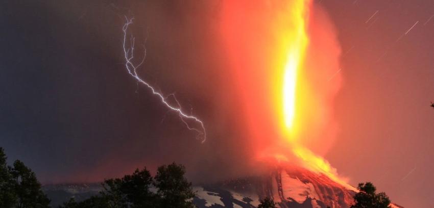 [FOTOS] Rayos en el volcán: Impresionantes fotos de la erupción