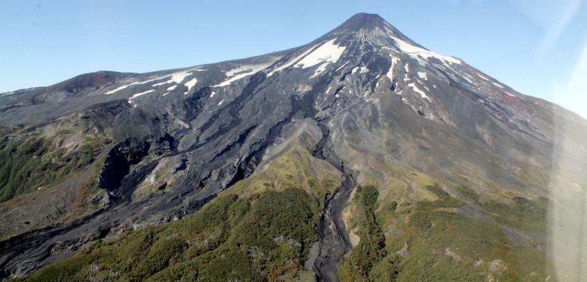 Volcán Villarrica mantiene actividad débil a una semana de su erupción