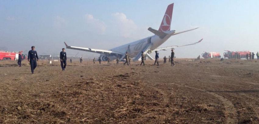 [VÍDEO] Avión de Turkish Airlines patina fuera de la pista del aeropuerto de Nepal