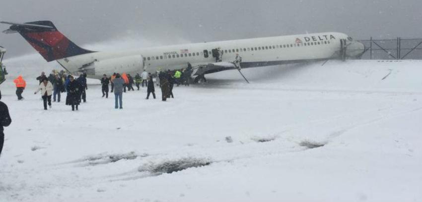 Avión se sale de pista por nueva tormenta de nieve en Nueva York