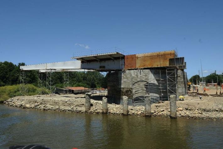 Mayor astillero de Valdivia pide a constructora abrir puente Cau Cau dentro de seis días