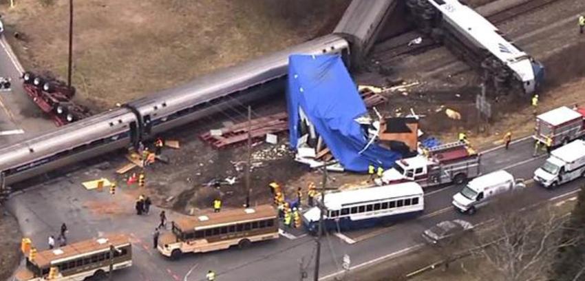 Tren de pasajeros descarrila tras chocar con camión en Carolina del Norte